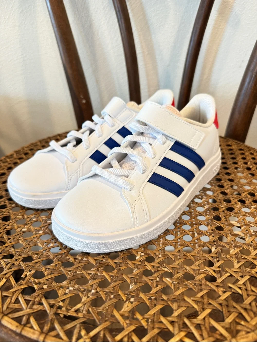 NWOB Adidas Grand Court 2.0 White Blue Red Gender Neutral Youth 2.5